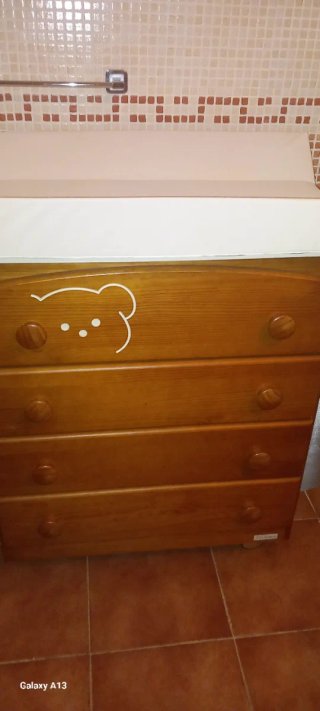 Cambiador de bebé de madera con diseño de oso