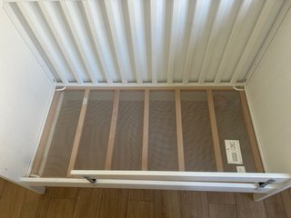 Cuna IKEA Sundvik con colchón y barandilla