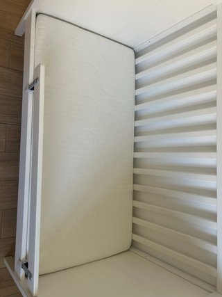Cuna IKEA Sundvik con colchón y barandilla