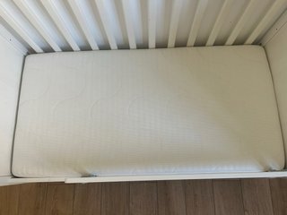 Cuna IKEA Sundvik con colchón y barandilla