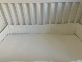 Cuna IKEA Sundvik con colchón y barandilla