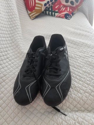 Botas de fútbol negras