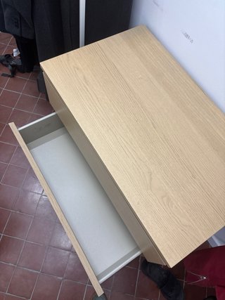 Cómoda de madera beige y marrón