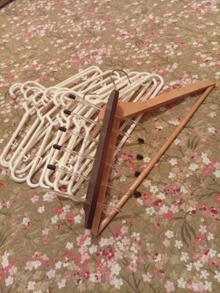Perchas de plástico y madera