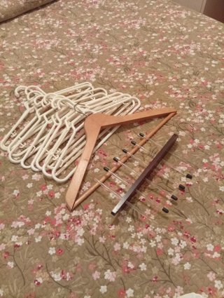 Perchas de plástico y madera