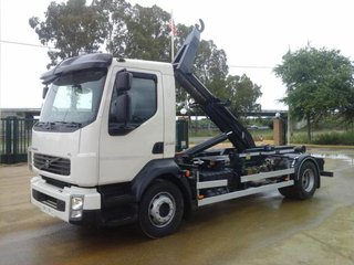 Volvo FL 240--CAMIONES CON GANCHO