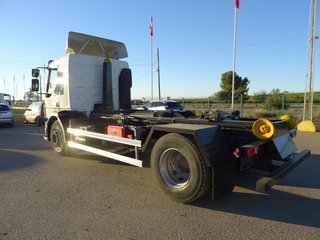 Volvo FL 240--CAMIONES CON GANCHO