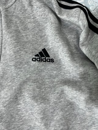 Sudadera Adidas gris con rayas