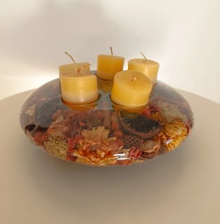 Portavelas de cristal con flores secas y velas