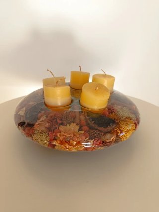 Portavelas de cristal con flores secas y velas