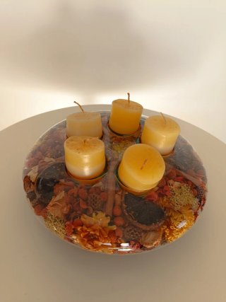 Portavelas de cristal con flores secas y velas