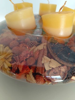 Portavelas de cristal con flores secas y velas