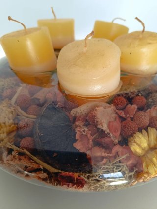 Portavelas de cristal con flores secas y velas