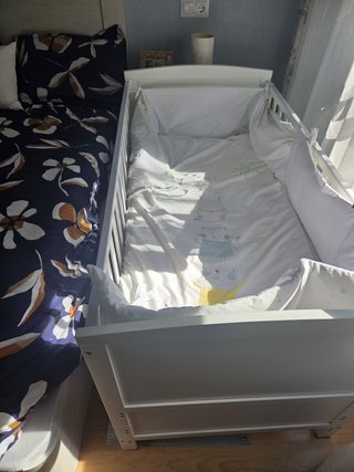 Cuna blanca para bebé