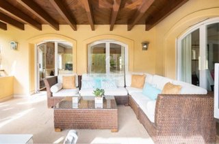 Conjunto de Jardín: Sofá y Mesa con cristal