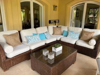 Conjunto de Jardín: Sofá y Mesa con cristal