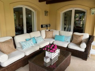 Conjunto de Jardín: Sofá y Mesa con cristal