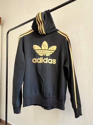 Sudadera Adidas Negra con Detalles Dorados