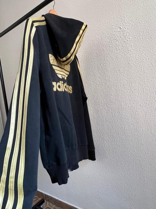 Sudadera Adidas Negra con Detalles Dorados