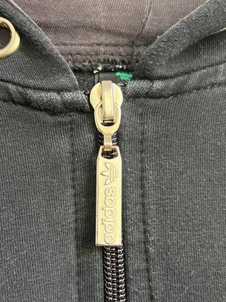 Sudadera Adidas Negra con Detalles Dorados