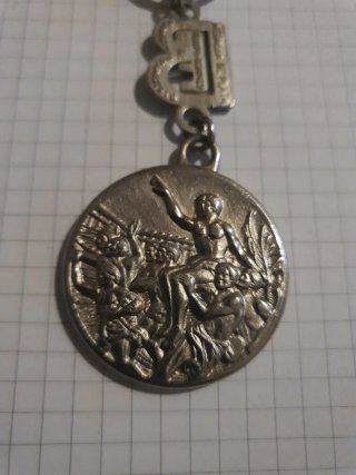 Llavero con medalla y letra B