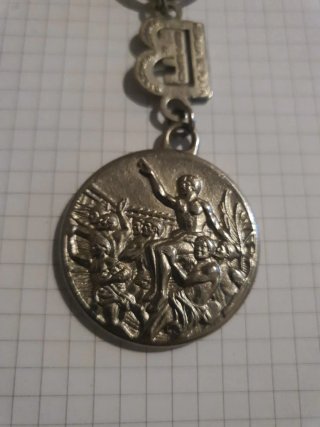Llavero con medalla y letra B