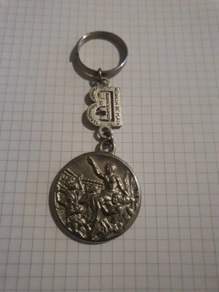 Llavero con medalla y letra B