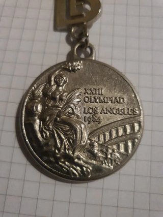 Llavero con medalla y letra B