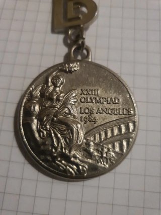 Llavero con medalla y letra B