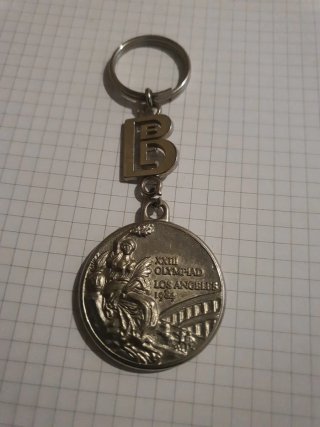 Llavero con medalla y letra B