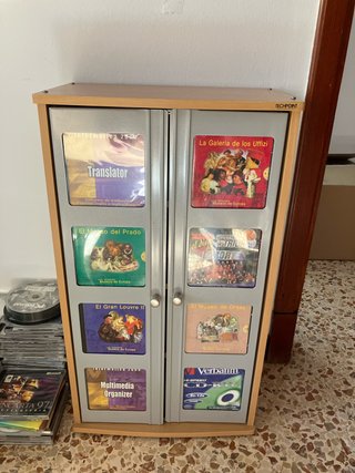 Mueble CDs con capacidad para 136 CDs