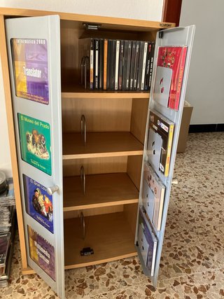 Mueble CDs con capacidad para 136 CDs