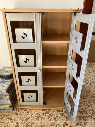 Mueble CDs con capacidad para 136 CDs