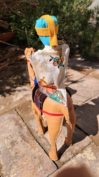 Camello de cuero vintage con jinete Artesanía