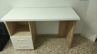 Escritorio de oficina con cajones