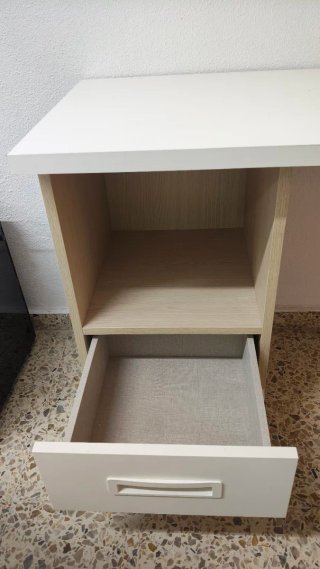 Escritorio de oficina con cajones