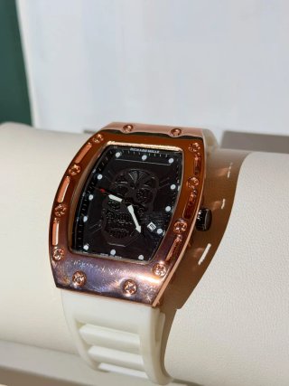 Reloj deportivo dorado y blanco Diseño moderno