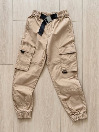Pantalón cargo militar beige con cinturón