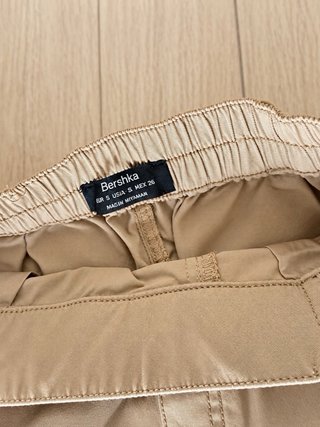 Pantalón cargo militar beige con cinturón