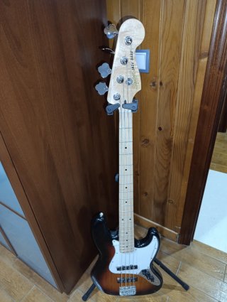 Bajo Squier Jazz Bass Sunburst