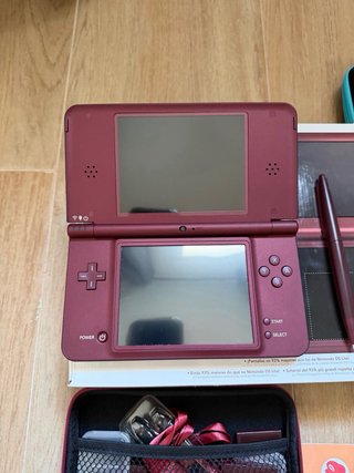 Nintendo DSi XL Roja con accesorios