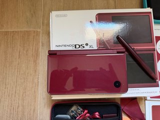 Nintendo DSi XL Roja con accesorios