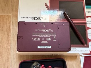 Nintendo DSi XL Roja con accesorios