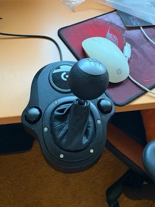 Volante Logitech G29 SE con pedales y embrague