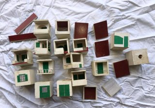 Juego de construcción artesanal de madera .