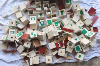 Juego de construcción artesanal de madera .
