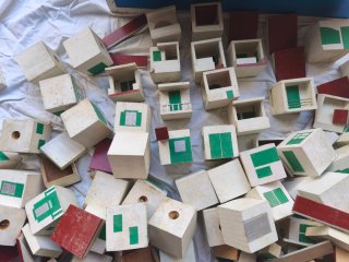 Juego de construcción artesanal de madera .