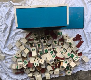 Juego de construcción artesanal de madera .