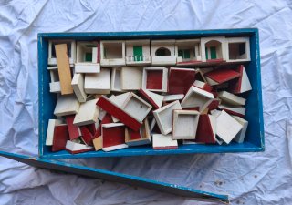 Juego de construcción artesanal de madera .