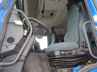 Volvo FM 410- CABEZA TRACTORA CON GRUA